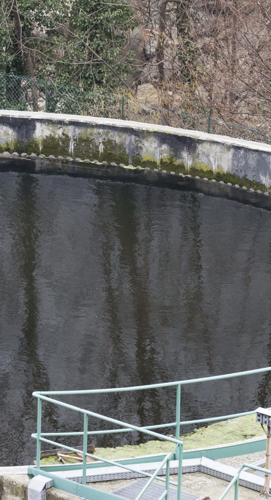 Top view of a water storage tank with difficult to clean residue buildup