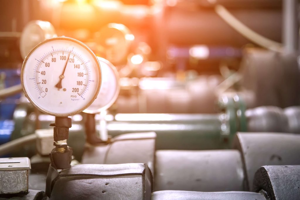 Pressure gauge on the cylinder of the industrial cooling